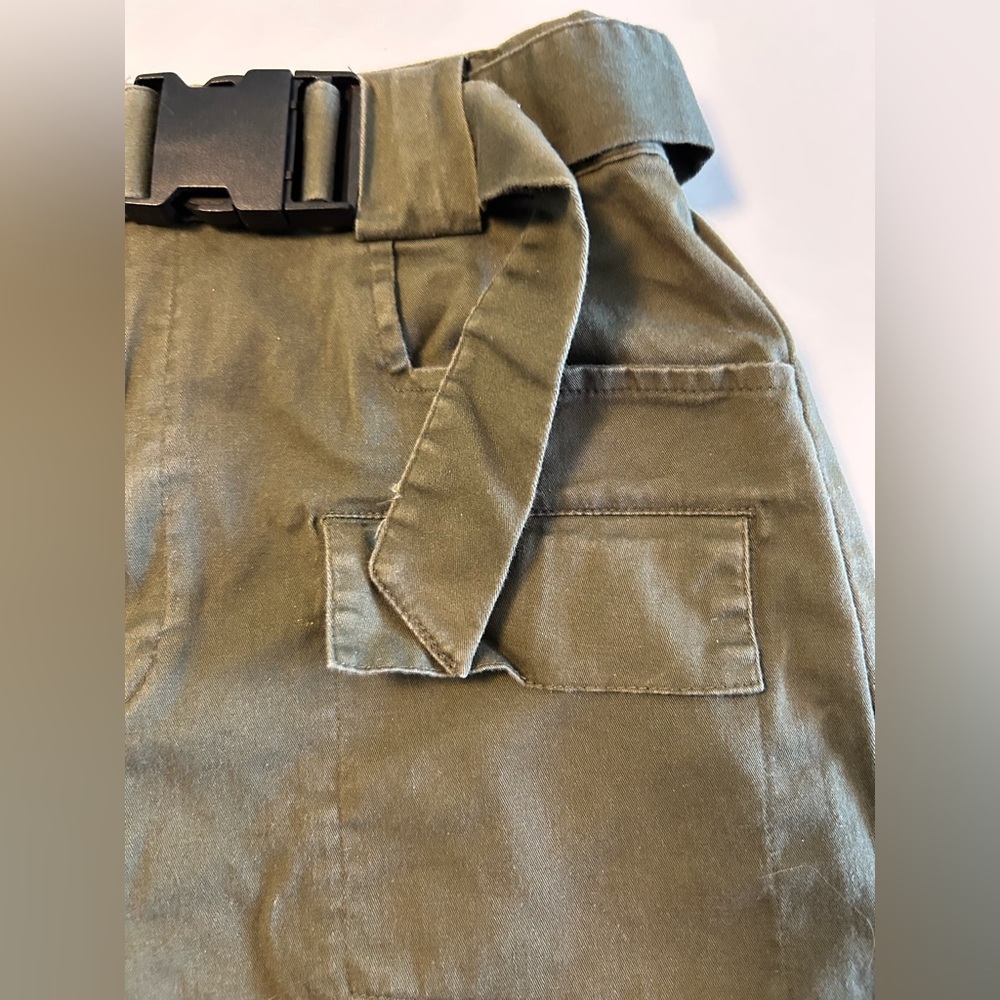 Express x Olivia Culpo army green belted Cargo shorts Size 4.  Cotton/spandex. - Picture 2 of 13